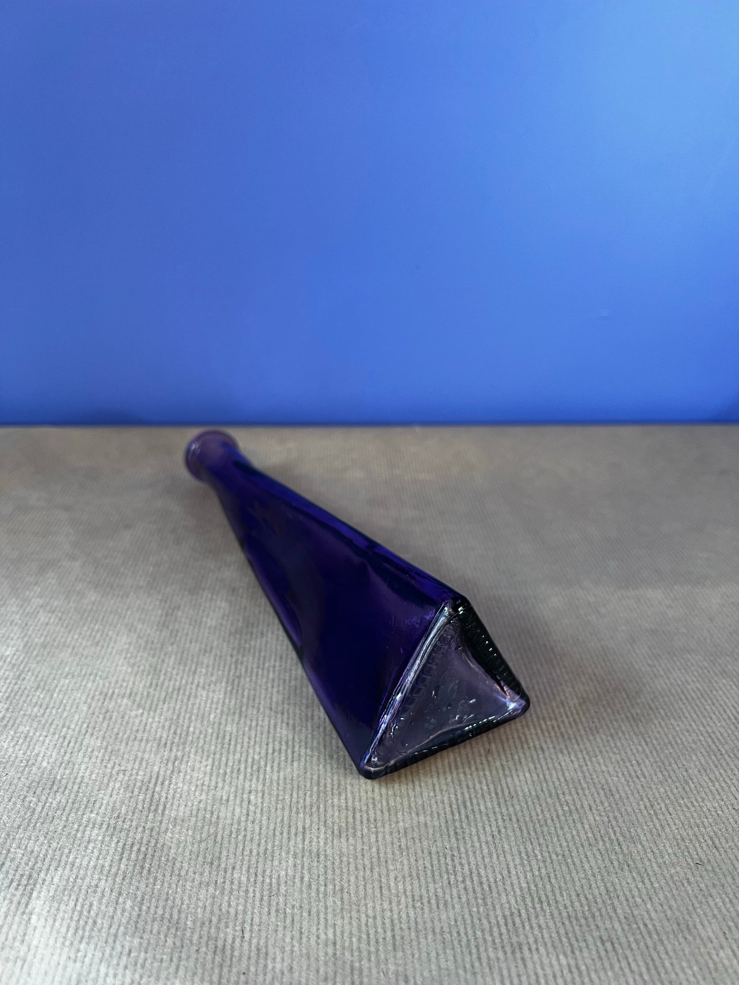 Vase triangulaire violet