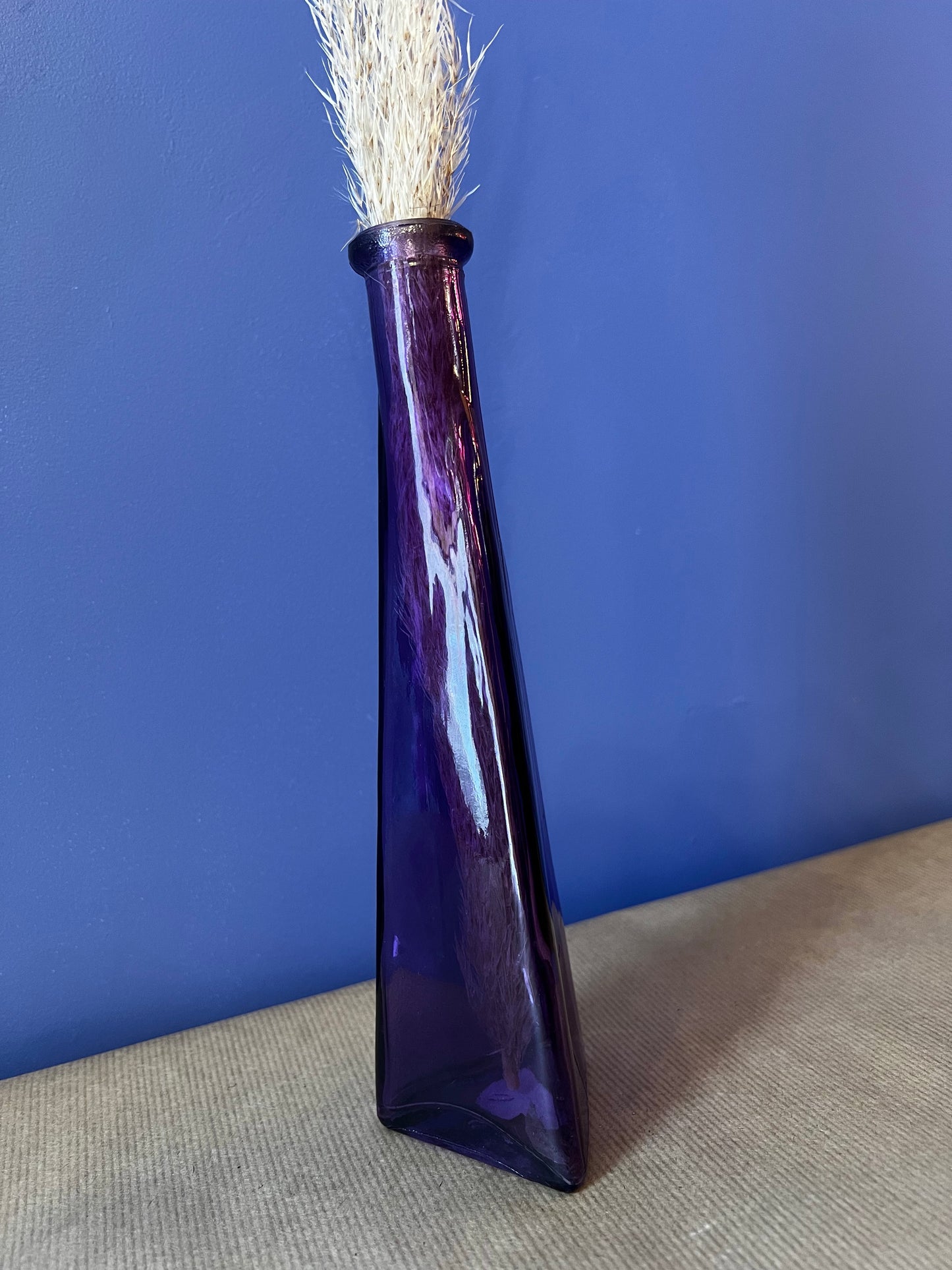 Vase triangulaire violet