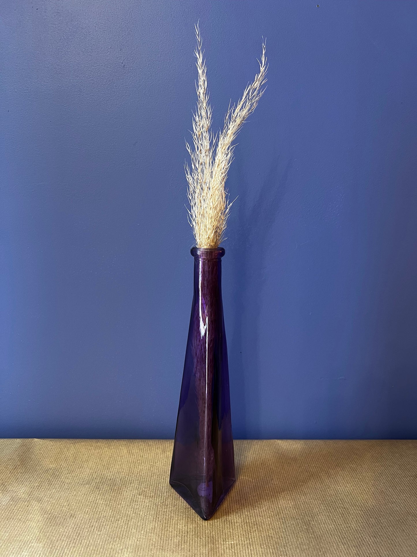 Vase triangulaire violet