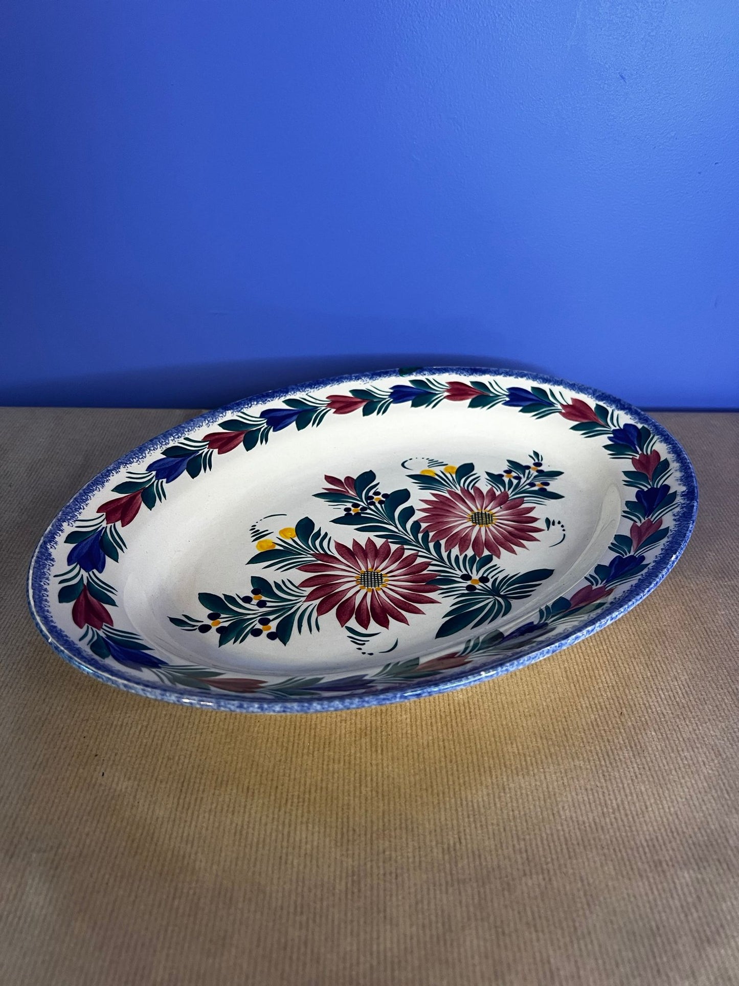Plat de service de Quimper (motifs floraux)