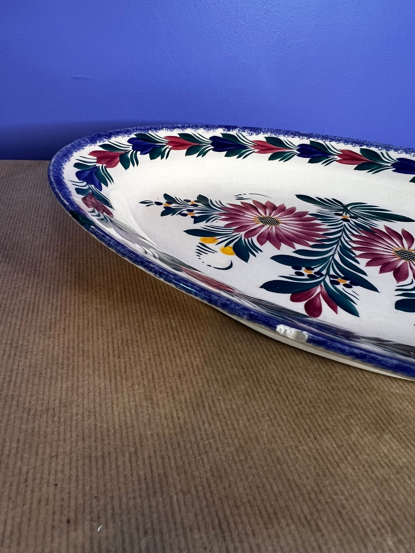 Plat de service de Quimper (motifs floraux)