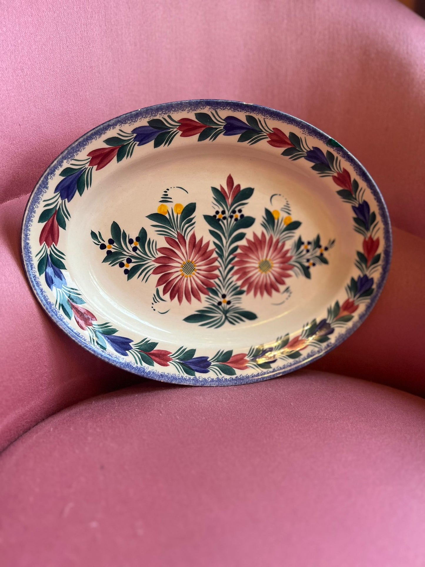 Plat de service de Quimper (motifs floraux)