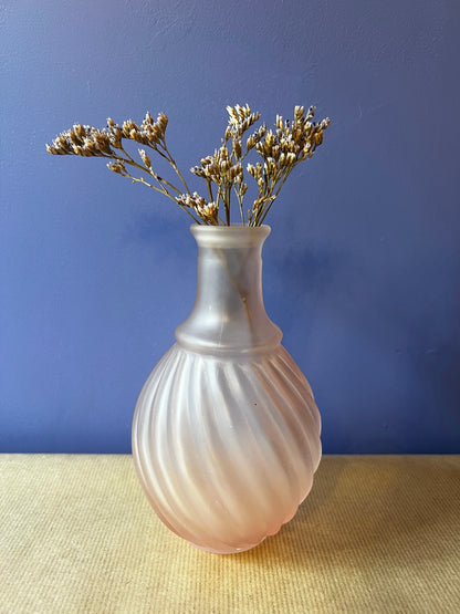 Petit vase twisté en opaline rose