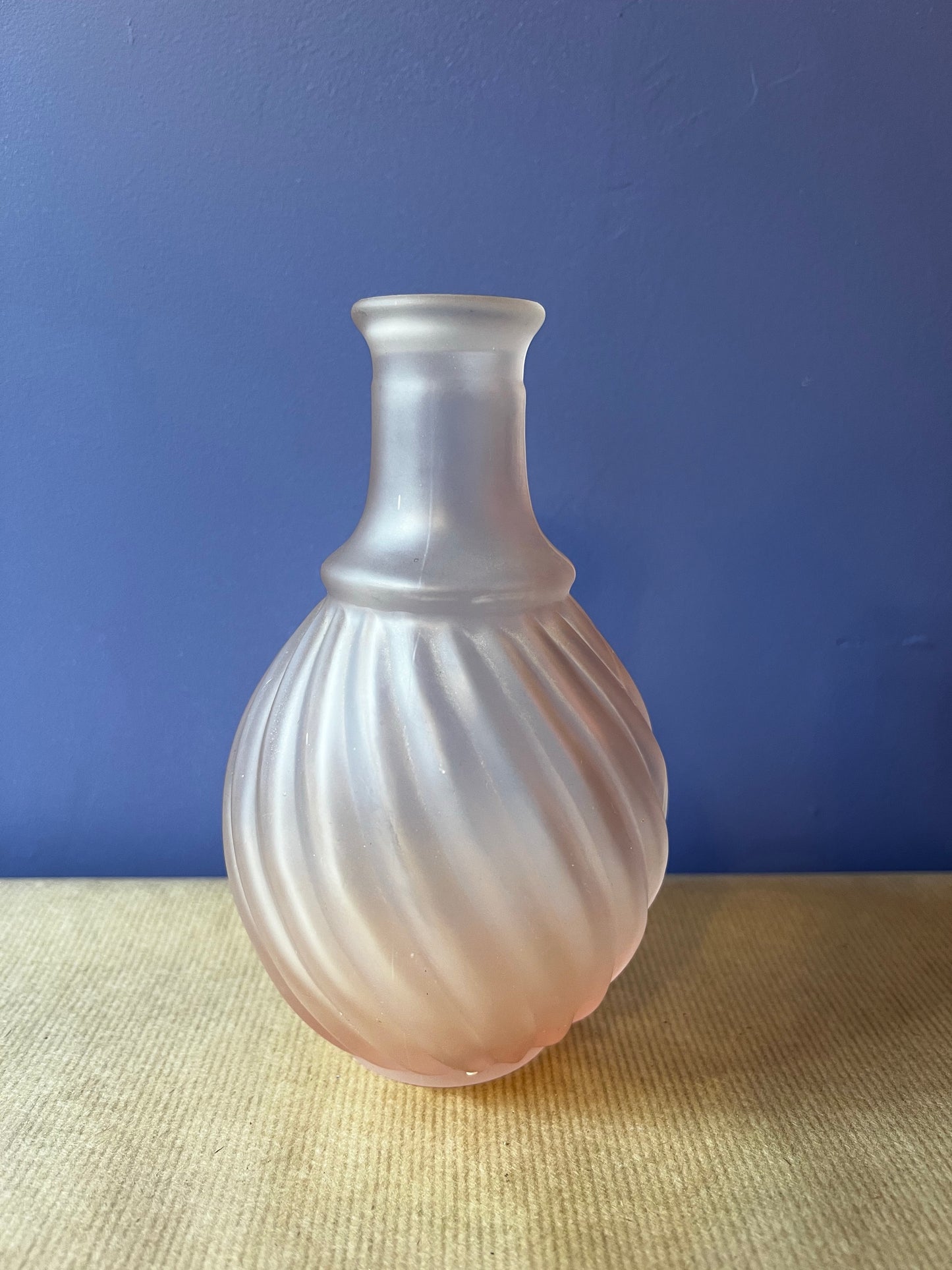 Petit vase twisté en opaline rose