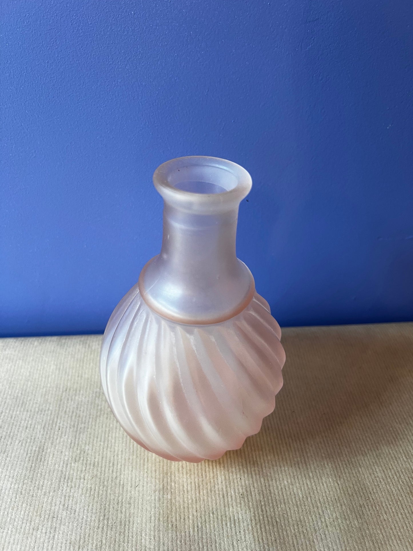 Petit vase twisté en opaline rose