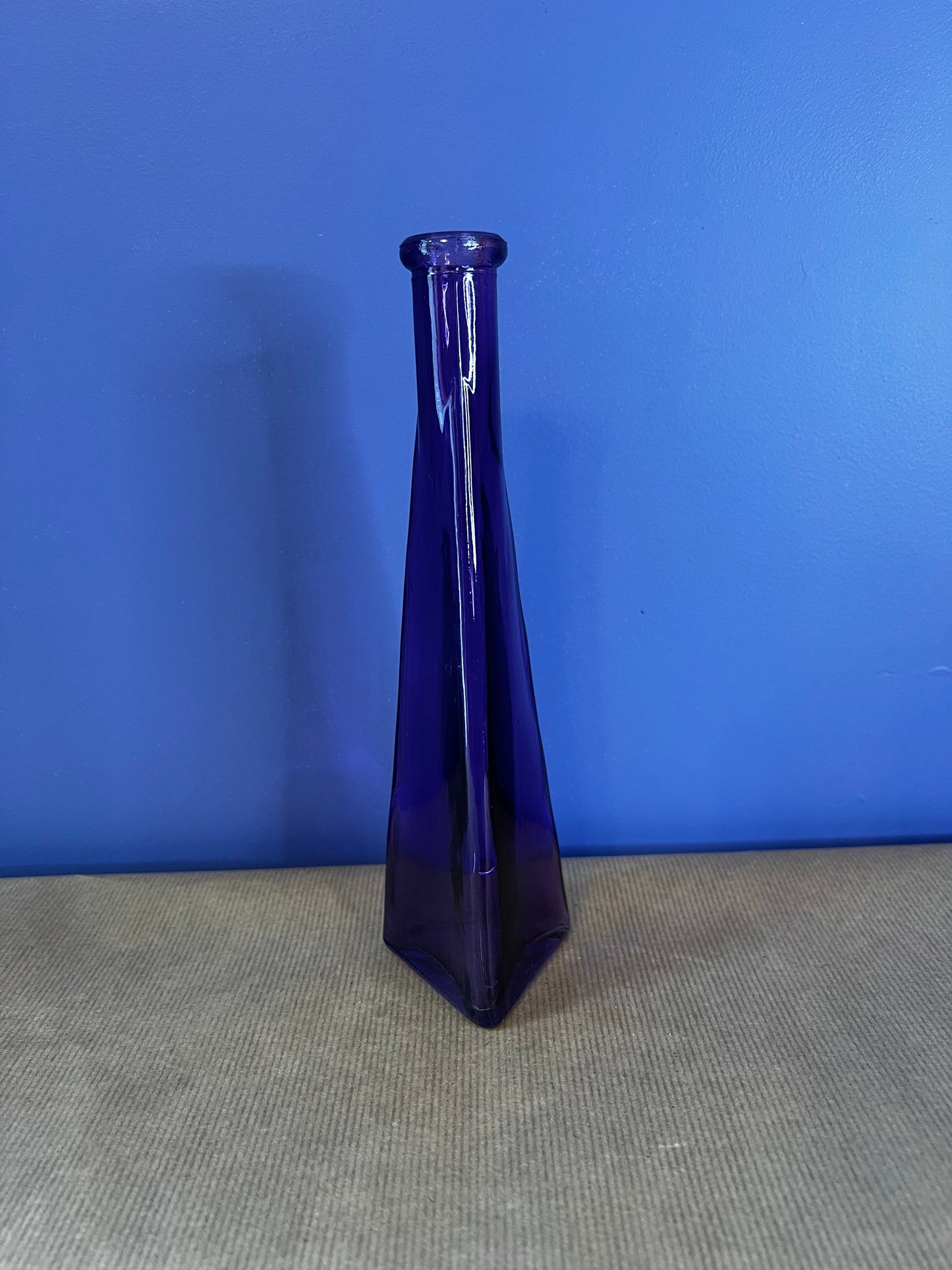 Vase triangulaire violet
