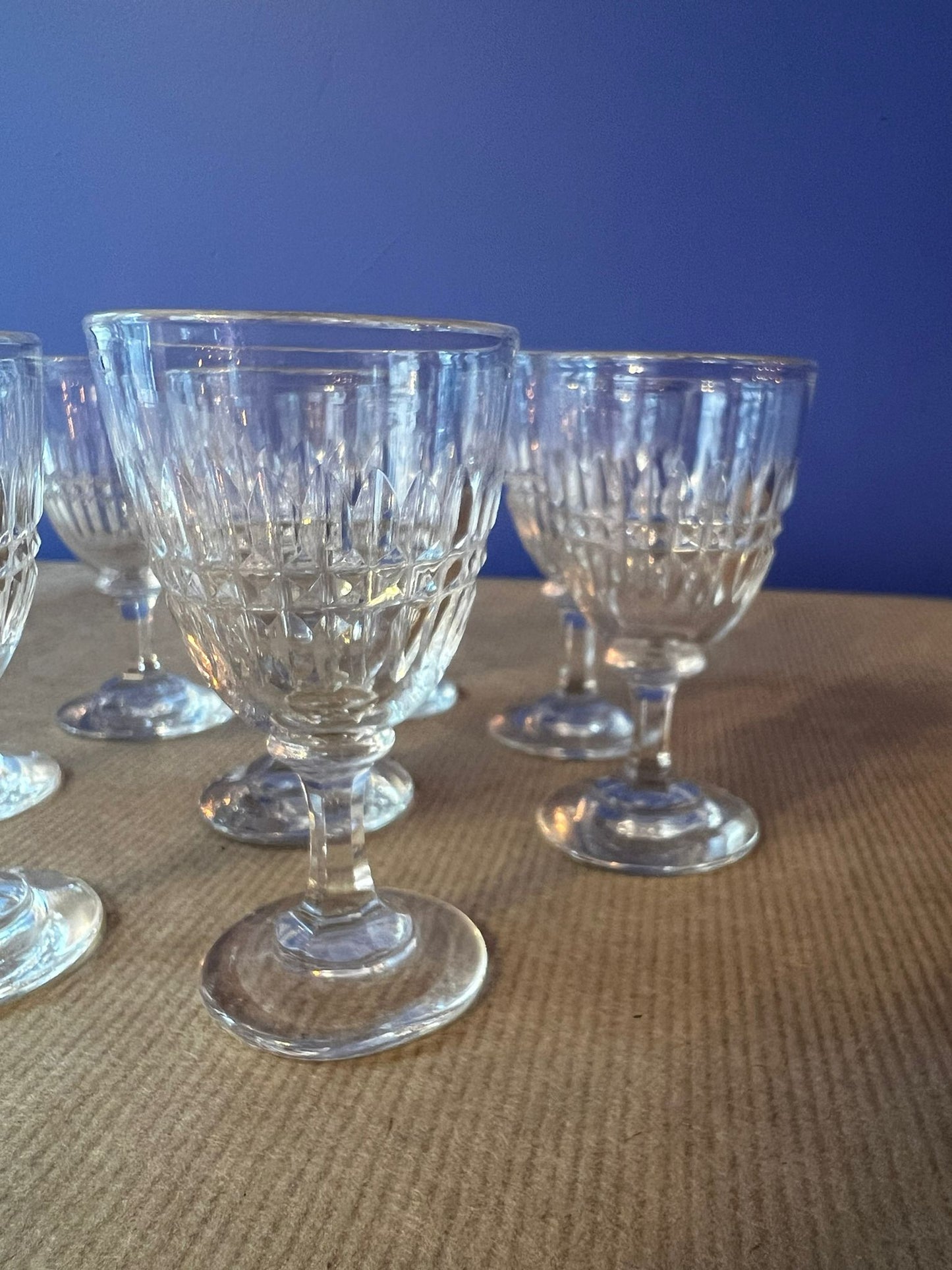 8 petits verres à liqueur