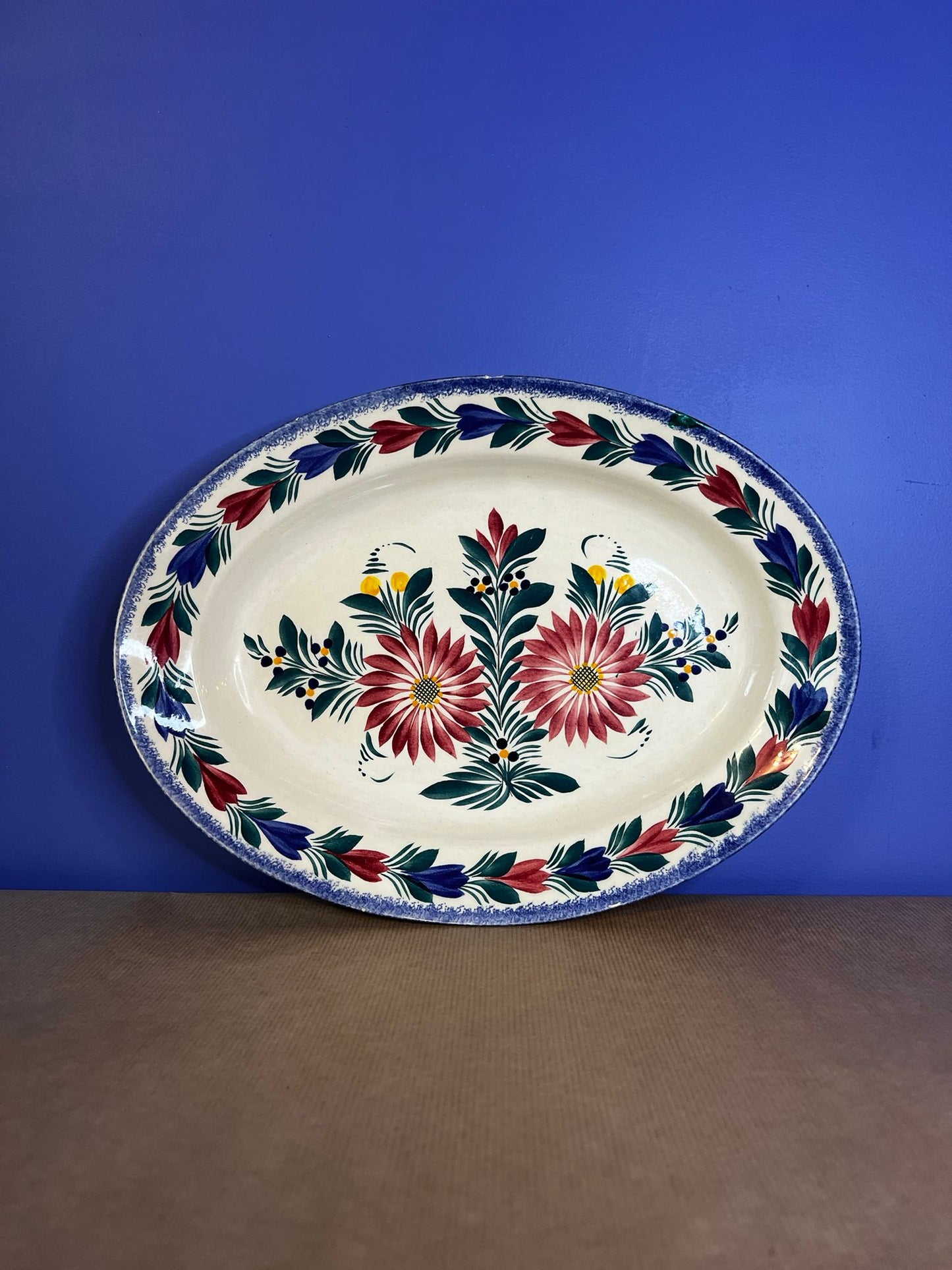 Plat de service de Quimper (motifs floraux)