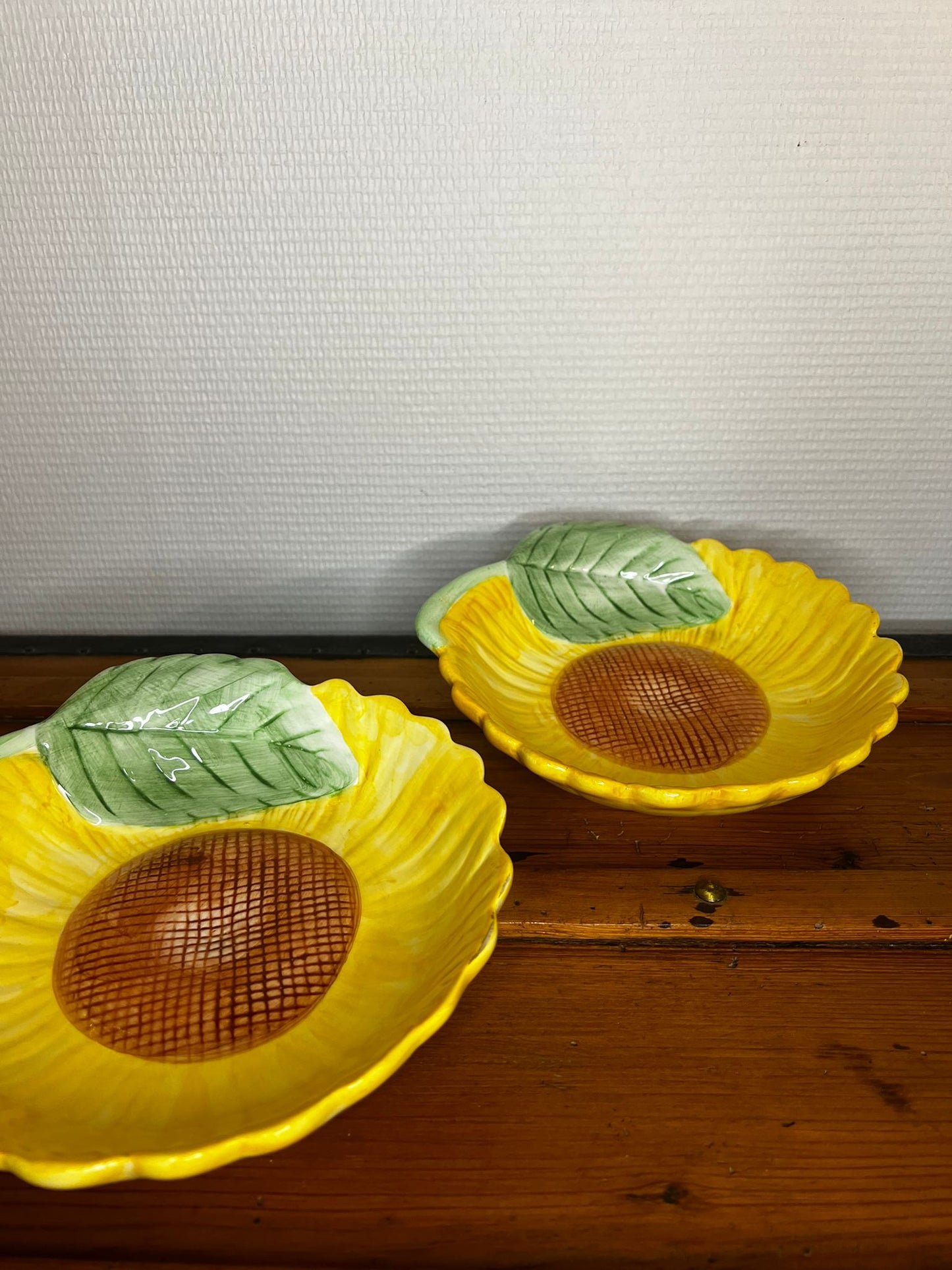 Assiettes en Barbotine, motif tournesol